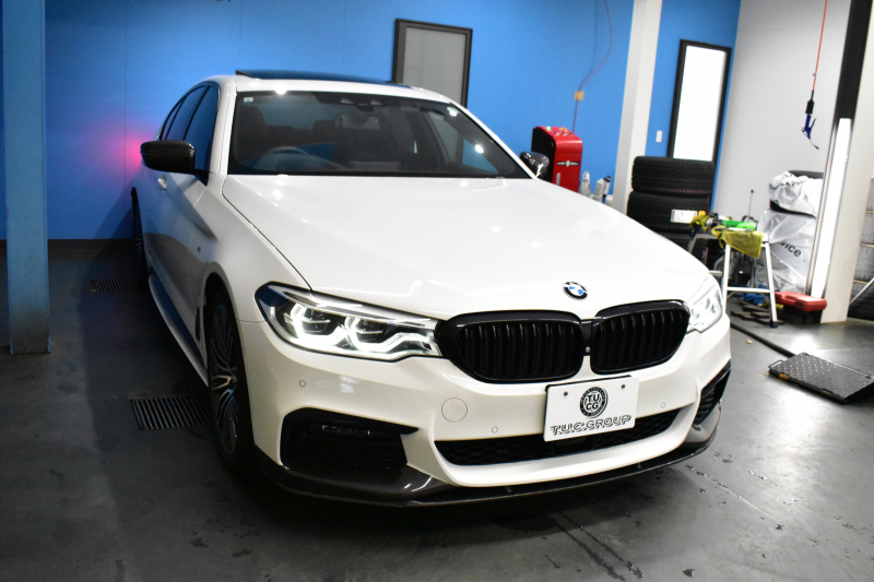 BMW 5シリーズ 530i Mｽﾎﾟｰﾂ 型式変更後モデル「JR20」ｾﾚｸﾄ&ﾊｲﾗｲﾝP ｻﾝﾙｰﾌ  全席ﾋｰﾀｰ付黒革 追従ACC HUD ﾊｰﾏﾝｶｰﾄﾞﾝ 4ｿﾞｰﾝAC 全面液晶ﾒｰﾀｰ LEDﾍｯﾄﾞﾗｲﾄ ﾀｯﾁﾊﾟﾈﾙHDDﾅﾋﾞ 全周囲ｶﾒﾗ3Dﾋﾞｭｰ Pｱｼｽﾄ 全面液晶ﾒｰﾀｰ 19AW Mﾊﾟﾌｫｰﾏﾝｽﾊﾟｰﾂ 電動ﾄﾗﾝｸ 2年保証