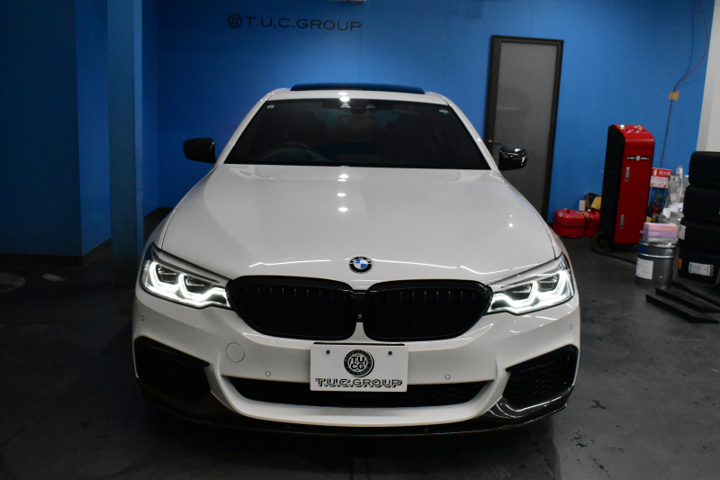 BMW 5シリーズ 530i Mｽﾎﾟｰﾂ 型式変更後モデル「JR20」ｾﾚｸﾄ&ﾊｲﾗｲﾝP ｻﾝﾙｰﾌ  全席ﾋｰﾀｰ付黒革 追従ACC HUD ﾊｰﾏﾝｶｰﾄﾞﾝ 4ｿﾞｰﾝAC 全面液晶ﾒｰﾀｰ LEDﾍｯﾄﾞﾗｲﾄ ﾀｯﾁﾊﾟﾈﾙHDDﾅﾋﾞ 全周囲ｶﾒﾗ3Dﾋﾞｭｰ Pｱｼｽﾄ 全面液晶ﾒｰﾀｰ 19AW Mﾊﾟﾌｫｰﾏﾝｽﾊﾟｰﾂ 電動ﾄﾗﾝｸ 2年保証