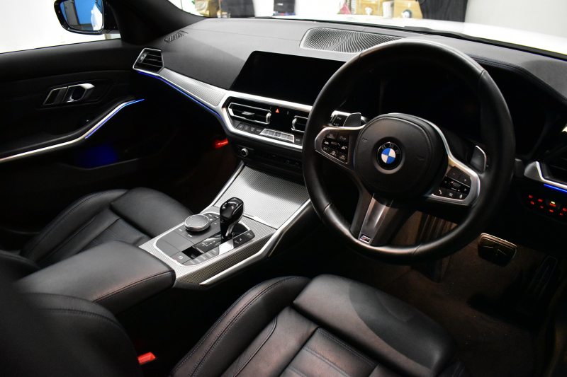 BMW 3シリーズ 320d Xﾄﾞﾗｲﾌﾞ Mｽﾎﾟｰﾂ ｴﾃﾞｨｼｮﾝｻﾝﾗｲｽﾞ 4WD 200台限定 ﾚｰｻﾞｰLEDﾗｲﾄ ﾋｰﾀｰ付黒革 追従ACC LCW 19AW 可変Mｻｽ Mﾘｱｽﾎﾟｲﾗｰ ﾗｲﾌﾞｺｯｸﾋﾟｯﾄﾀｯﾁﾊﾟﾈﾙﾅﾋﾞ ｱｯﾌﾟﾙｶｰﾌﾟﾚｲ ﾜｲﾔﾚｽ充電 2年保証