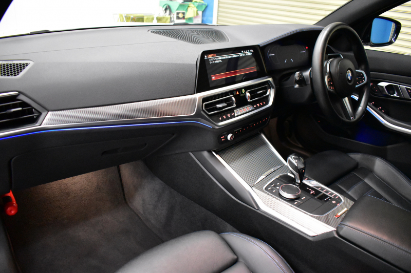 BMW 3シリーズ 320d Xﾄﾞﾗｲﾌﾞ Mｽﾎﾟｰﾂ ｴﾃﾞｨｼｮﾝｻﾝﾗｲｽﾞ 4WD 200台限定 ﾚｰｻﾞｰLEDﾗｲﾄ ﾋｰﾀｰ付黒革 追従ACC LCW 19AW 可変Mｻｽ Mﾘｱｽﾎﾟｲﾗｰ ﾗｲﾌﾞｺｯｸﾋﾟｯﾄﾀｯﾁﾊﾟﾈﾙﾅﾋﾞ ｱｯﾌﾟﾙｶｰﾌﾟﾚｲ ﾜｲﾔﾚｽ充電 2年保証