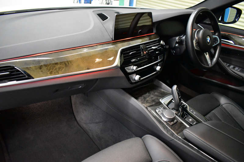 BMW 5シリーズ 540i Xﾄﾞﾗｲﾌﾞ Mｽﾎﾟｰﾂ 4WD ｾﾚｸﾄ&ｺﾝﾌｫｰﾄ&ﾊｲﾗｲﾝP ｻﾝﾙｰﾌ 前席ﾏｯｻｰｼﾞ&ﾍﾞﾝﾁﾚｰﾀｰ&全席ﾋｰﾀｰ付黒革 Mﾊﾟﾌｫｰﾏﾝｽﾊﾟﾜｰ&ｻｳﾝﾄﾞｷｯﾄ&ｽﾎﾟｰﾂﾏﾌﾗｰ 4ｿﾞｰﾝAC ﾊｰﾏﾝｶｰﾄﾞﾝ CPMｽﾄﾗｯﾄﾌﾞﾚｰｽ&ﾛｱﾚｲﾝﾌｫｰｽ individual20AW KW車高調 2年保証