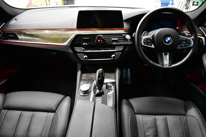 BMW 5シリーズ 540i Xﾄﾞﾗｲﾌﾞ Mｽﾎﾟｰﾂ 4WD ｾﾚｸﾄ&ｺﾝﾌｫｰﾄ&ﾊｲﾗｲﾝP ｻﾝﾙｰﾌ 前席ﾏｯｻｰｼﾞ&ﾍﾞﾝﾁﾚｰﾀｰ&全席ﾋｰﾀｰ付黒革 Mﾊﾟﾌｫｰﾏﾝｽﾊﾟﾜｰ&ｻｳﾝﾄﾞｷｯﾄ&ｽﾎﾟｰﾂﾏﾌﾗｰ 4ｿﾞｰﾝAC ﾊｰﾏﾝｶｰﾄﾞﾝ CPMｽﾄﾗｯﾄﾌﾞﾚｰｽ&ﾛｱﾚｲﾝﾌｫｰｽ individual20AW KW車高調 2年保証