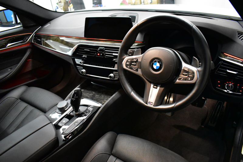 BMW 5シリーズ 540i Xﾄﾞﾗｲﾌﾞ Mｽﾎﾟｰﾂ 4WD ｾﾚｸﾄ&ｺﾝﾌｫｰﾄ&ﾊｲﾗｲﾝP ｻﾝﾙｰﾌ 前席ﾏｯｻｰｼﾞ&ﾍﾞﾝﾁﾚｰﾀｰ&全席ﾋｰﾀｰ付黒革 Mﾊﾟﾌｫｰﾏﾝｽﾊﾟﾜｰ&ｻｳﾝﾄﾞｷｯﾄ&ｽﾎﾟｰﾂﾏﾌﾗｰ 4ｿﾞｰﾝAC ﾊｰﾏﾝｶｰﾄﾞﾝ CPMｽﾄﾗｯﾄﾌﾞﾚｰｽ&ﾛｱﾚｲﾝﾌｫｰｽ individual20AW KW車高調 2年保証