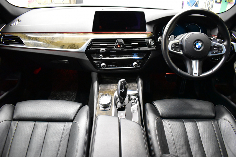 BMW 5シリーズ 540i Mｽﾎﾟｰﾂ 1ｵｰﾅｰ ｻﾝﾙｰﾌ ｲﾉﾍﾞｰｼｮﾝ&ｺﾝﾌｫｰﾄ&ﾊｲﾗｲﾝP 前席ﾏｯｻｰｼﾞ&ﾍﾞﾝﾁ&ｺﾝﾌｫｰﾄ&全席ﾋｰﾀｰ付黒革 ｿﾌﾄｸﾛｰｽﾞﾄﾞｱ HUD 可変ｻｽ Mｽﾎﾟｰﾂﾌﾞﾚｰｷ ACｼｭﾆｯﾂｧｰﾀﾞｳﾝｻｽ LEDﾍｯﾄﾞﾗｲﾄ 液晶ﾒｰﾀｰ ACC LCW ﾀｯﾁﾊﾟﾈﾙﾅﾋﾞ全周ｶﾒ 2年保証