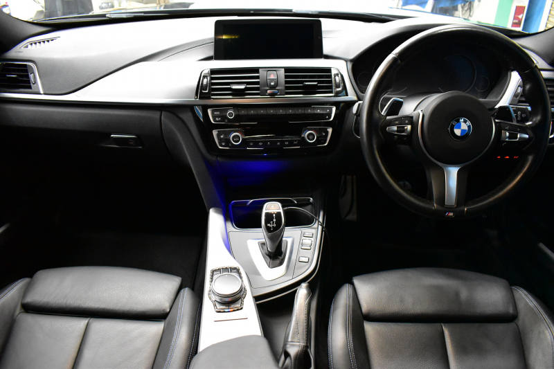 BMW 3シリーズ 320dﾂｰﾘﾝｸﾞ Mｽﾎﾟｰﾂｴﾃﾞｨｼｮﾝｼｬﾄﾞｰ LCI後期限定 ﾋｰﾀｰ付黒革 専用ﾀﾞｰｸLEDﾍｯﾄﾞﾗｲﾄ&ﾃｰﾙ 液晶ﾒｰﾀｰ 追従ACC ﾀｯﾁﾊﾟﾈﾙHDDﾅﾋﾞ 車線変更&逸脱&歩行者警告 衝突軽減ﾌﾞﾚｰｷ  19AW 電動Rｹﾞｰﾄ 前後PDC Bｶﾒﾗ  2年保証