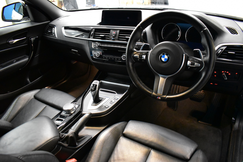 BMW 2シリーズ 220i ｶﾌﾞﾘｵﾚ Mｽﾎﾟｰﾂ LCI後期  1ｵｰﾅｰ 追従ACC  ﾍｷｻｺﾞﾅﾙLEDﾍｯﾄﾞﾗｲﾄ ﾋｰﾀｰ付黒革 ｵﾌﾟｼｮﾝ18AW NEWﾃﾞｻﾞｲﾝﾒｰﾀｰﾊﾟﾈﾙ 衝突軽減ﾌﾞﾚｰｷ 車線逸脱&歩行者警告 ﾀｯﾁﾊﾟﾈﾙHDDﾅﾋﾞ 前後PDC Bｶﾒﾗ Pｱｼｽﾄ 2年保証