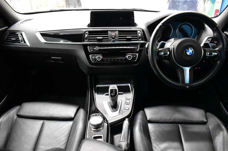 BMW 2シリーズ 220i ｶﾌﾞﾘｵﾚ Mｽﾎﾟｰﾂ LCI後期  1ｵｰﾅｰ 追従ACC  ﾍｷｻｺﾞﾅﾙLEDﾍｯﾄﾞﾗｲﾄ ﾋｰﾀｰ付黒革 ｵﾌﾟｼｮﾝ18AW NEWﾃﾞｻﾞｲﾝﾒｰﾀｰﾊﾟﾈﾙ 衝突軽減ﾌﾞﾚｰｷ 車線逸脱&歩行者警告 ﾀｯﾁﾊﾟﾈﾙHDDﾅﾋﾞ 前後PDC Bｶﾒﾗ Pｱｼｽﾄ 2年保証