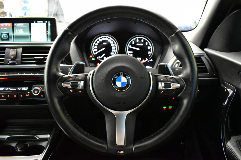 BMW 2シリーズ 220i ｶﾌﾞﾘｵﾚ Mｽﾎﾟｰﾂ LCI後期  1ｵｰﾅｰ 追従ACC  ﾍｷｻｺﾞﾅﾙLEDﾍｯﾄﾞﾗｲﾄ ﾋｰﾀｰ付黒革 ｵﾌﾟｼｮﾝ18AW NEWﾃﾞｻﾞｲﾝﾒｰﾀｰﾊﾟﾈﾙ 衝突軽減ﾌﾞﾚｰｷ 車線逸脱&歩行者警告 ﾀｯﾁﾊﾟﾈﾙHDDﾅﾋﾞ 前後PDC Bｶﾒﾗ Pｱｼｽﾄ 2年保証