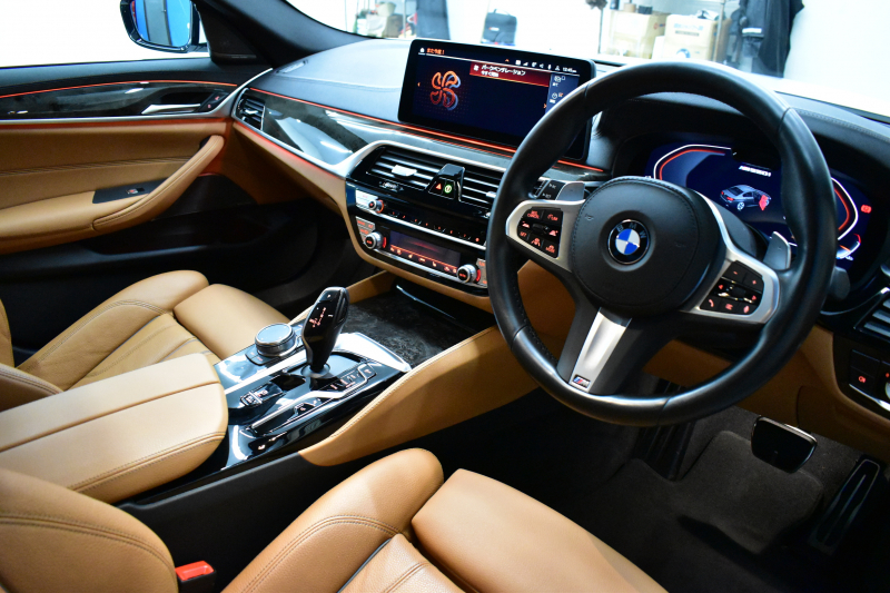 BMW 5シリーズ M550i xdrive Mｽﾎﾟｰﾂ V型8気筒 530馬力 LCI後期 1ｵｰﾅｰ 4WD 全席ﾋｰﾀｰ付茶革 ﾚｰｻﾞｰLED Mﾊｲｸﾞﾛｽ･ｴｸｽﾃﾘｱ 可変Mｻｽ Mｽﾎﾟｰﾂﾌﾞﾚｰｷ&ﾃﾞﾌ ﾗｲﾌﾞｺｸﾋﾟｯﾄ ACC HUD ﾊｰﾏﾝｶｰﾄﾞﾝ 4ｿﾞｰﾝAC 電動ﾄﾗﾝｸ 全周囲ｶﾒﾗ ﾌﾙｾｸﾞ 20AW 2年保証