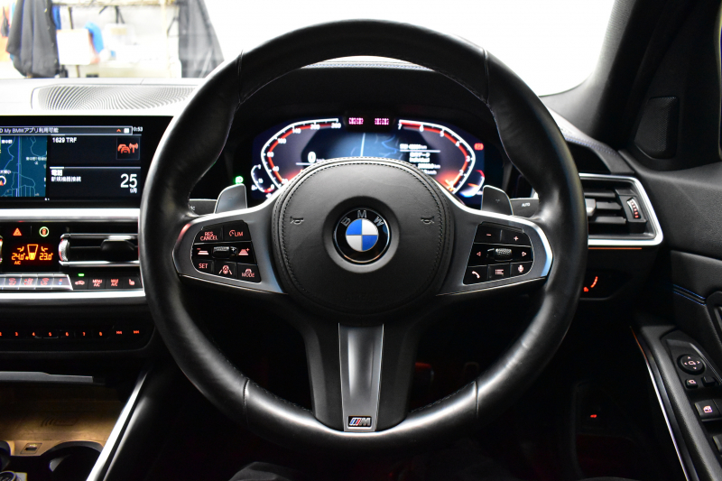 BMW 3シリーズ 320i Mｽﾎﾟｰﾂ ﾃﾞﾋﾞｭｰ&ｺﾝﾌｫｰﾄP ﾋｰﾀｰ付黒革 社外ﾌﾙｾｸﾞ 追従ACC  HUD  LCW 19AW 衝突軽減B 車線逸脱&歩行者警告 ﾗｲﾌﾞｺｯｸﾋﾟｯﾄ ｱｯﾌﾟﾙｶｰﾌﾟﾚｲ Bｶﾒﾗ 電動ﾄﾗﾝｸ ﾜｲﾔﾚｽ充電  ｳｯﾄﾞｲﾝﾃﾘｱ 2年保証