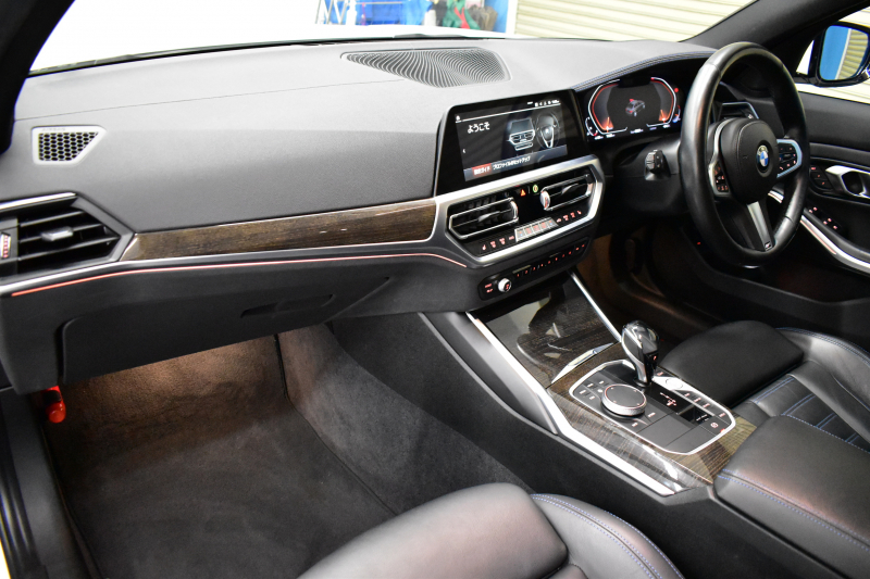 BMW 3シリーズ 320i Mｽﾎﾟｰﾂ ﾃﾞﾋﾞｭｰ&ｺﾝﾌｫｰﾄP ﾋｰﾀｰ付黒革 社外ﾌﾙｾｸﾞ 追従ACC  HUD  LCW 19AW 衝突軽減B 車線逸脱&歩行者警告 ﾗｲﾌﾞｺｯｸﾋﾟｯﾄ ｱｯﾌﾟﾙｶｰﾌﾟﾚｲ Bｶﾒﾗ 電動ﾄﾗﾝｸ ﾜｲﾔﾚｽ充電  ｳｯﾄﾞｲﾝﾃﾘｱ 2年保証
