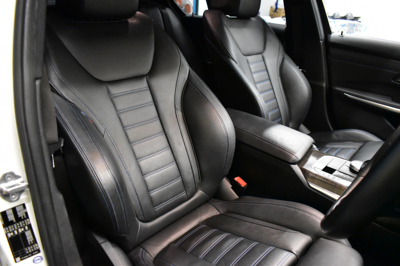 BMW 3シリーズ 320i Mｽﾎﾟｰﾂ ﾃﾞﾋﾞｭｰ&ｺﾝﾌｫｰﾄP ﾋｰﾀｰ付黒革 社外ﾌﾙｾｸﾞ 追従ACC  HUD  LCW 19AW 衝突軽減B 車線逸脱&歩行者警告 ﾗｲﾌﾞｺｯｸﾋﾟｯﾄ ｱｯﾌﾟﾙｶｰﾌﾟﾚｲ Bｶﾒﾗ 電動ﾄﾗﾝｸ ﾜｲﾔﾚｽ充電  ｳｯﾄﾞｲﾝﾃﾘｱ 2年保証