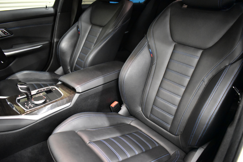 BMW 3シリーズ 320i Mｽﾎﾟｰﾂ ﾃﾞﾋﾞｭｰ&ｺﾝﾌｫｰﾄP ﾋｰﾀｰ付黒革 社外ﾌﾙｾｸﾞ 追従ACC  HUD  LCW 19AW 衝突軽減B 車線逸脱&歩行者警告 ﾗｲﾌﾞｺｯｸﾋﾟｯﾄ ｱｯﾌﾟﾙｶｰﾌﾟﾚｲ Bｶﾒﾗ 電動ﾄﾗﾝｸ ﾜｲﾔﾚｽ充電  ｳｯﾄﾞｲﾝﾃﾘｱ 2年保証