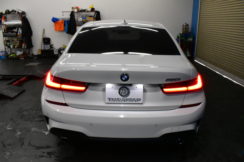 BMW 3シリーズ 320i Mｽﾎﾟｰﾂ ﾃﾞﾋﾞｭｰ&ｺﾝﾌｫｰﾄP ﾋｰﾀｰ付黒革 社外ﾌﾙｾｸﾞ 追従ACC  HUD  LCW 19AW 衝突軽減B 車線逸脱&歩行者警告 ﾗｲﾌﾞｺｯｸﾋﾟｯﾄ ｱｯﾌﾟﾙｶｰﾌﾟﾚｲ Bｶﾒﾗ 電動ﾄﾗﾝｸ ﾜｲﾔﾚｽ充電  ｳｯﾄﾞｲﾝﾃﾘｱ 2年保証