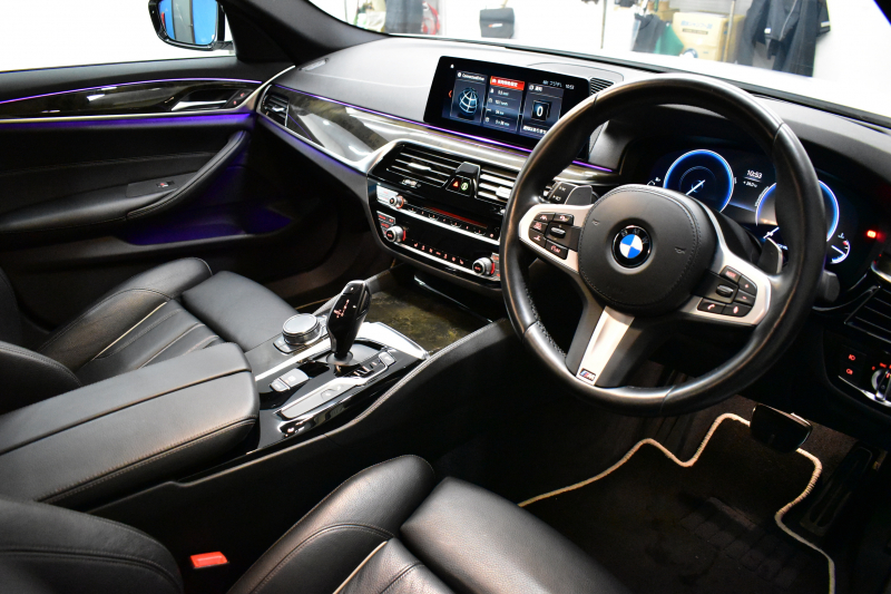 BMW 5シリーズ 530i Mｽﾎﾟｰﾂ 型式変更後ﾓﾃﾞﾙ「JR20」高出力ﾓﾃﾞﾙ ﾊｲﾗｲﾝP 全席ﾋｰﾀｰ付黒革 M550i用20AW 追従ACC HUD ｻﾃﾝｱﾙﾐﾓｰﾙ ｱﾀﾞﾌﾟﾃｨﾌﾞLEDﾗｲﾄ Mｽﾎﾟｰﾂﾌﾞﾚｰｷ ﾀｯﾁﾊﾟﾈﾙHDDﾅﾋﾞ 全周囲ｶﾒﾗ3Dﾋﾞｭｰ Pｱｼｽﾄ 電動ﾄﾗﾝｸ 2年保証