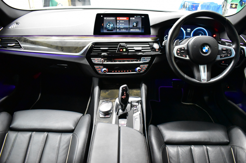 BMW 5シリーズ 530i Mｽﾎﾟｰﾂ 型式変更後ﾓﾃﾞﾙ「JR20」高出力ﾓﾃﾞﾙ ﾊｲﾗｲﾝP 全席ﾋｰﾀｰ付黒革 M550i用20AW 追従ACC HUD ｻﾃﾝｱﾙﾐﾓｰﾙ ｱﾀﾞﾌﾟﾃｨﾌﾞLEDﾗｲﾄ Mｽﾎﾟｰﾂﾌﾞﾚｰｷ ﾀｯﾁﾊﾟﾈﾙHDDﾅﾋﾞ 全周囲ｶﾒﾗ3Dﾋﾞｭｰ Pｱｼｽﾄ 電動ﾄﾗﾝｸ 2年保証