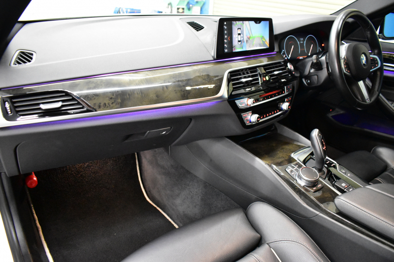 BMW 5シリーズ 530i Mｽﾎﾟｰﾂ 型式変更後ﾓﾃﾞﾙ「JR20」高出力ﾓﾃﾞﾙ ﾊｲﾗｲﾝP 全席ﾋｰﾀｰ付黒革 M550i用20AW 追従ACC HUD ｻﾃﾝｱﾙﾐﾓｰﾙ ｱﾀﾞﾌﾟﾃｨﾌﾞLEDﾗｲﾄ Mｽﾎﾟｰﾂﾌﾞﾚｰｷ ﾀｯﾁﾊﾟﾈﾙHDDﾅﾋﾞ 全周囲ｶﾒﾗ3Dﾋﾞｭｰ Pｱｼｽﾄ 電動ﾄﾗﾝｸ 2年保証