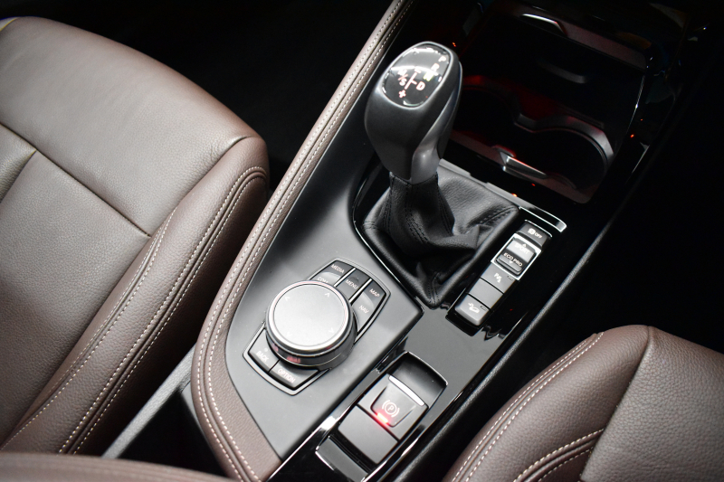 BMW X1 Xﾄﾞﾗｲﾌﾞ18d xﾗｲﾝ 中期ﾓﾃﾞﾙ 4WD 有償ｶﾗｰ｢ﾐﾈﾗﾙﾎﾜｲﾄ･ﾊﾟｰﾙ｣ ﾋｰﾀｰ付茶革 ﾊﾟﾉﾗﾏｻﾝR ｺﾝﾌｫｰﾄ&ﾊｲﾗｲﾝP 追従ACC HUD 18AW NEWﾃﾞｻﾞｲﾝﾒｰﾀｰ LEDﾍｯﾄﾞﾗｲﾄ ﾀｯﾁﾊﾟﾈﾙHDDﾅﾋﾞBｶﾒﾗ 前後PDC  衝突軽減B 電動Rｹﾞｰﾄ ｽﾏｰﾄｷｰ 2年保証