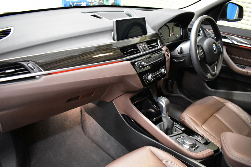 BMW X1 Xﾄﾞﾗｲﾌﾞ18d xﾗｲﾝ 中期ﾓﾃﾞﾙ 4WD 有償ｶﾗｰ｢ﾐﾈﾗﾙﾎﾜｲﾄ･ﾊﾟｰﾙ｣ ﾋｰﾀｰ付茶革 ﾊﾟﾉﾗﾏｻﾝR ｺﾝﾌｫｰﾄ&ﾊｲﾗｲﾝP 追従ACC HUD 18AW NEWﾃﾞｻﾞｲﾝﾒｰﾀｰ LEDﾍｯﾄﾞﾗｲﾄ ﾀｯﾁﾊﾟﾈﾙHDDﾅﾋﾞBｶﾒﾗ 前後PDC  衝突軽減B 電動Rｹﾞｰﾄ ｽﾏｰﾄｷｰ 2年保証