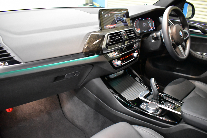 BMW X3 Xﾄﾞﾗｲﾌﾞ20d Mｽﾎﾟｰﾂ ｾﾚｸﾄ&ﾊｲﾗｲﾝP ﾊﾟﾉﾗﾏｻﾝR 型式変更後ﾓﾃﾞﾙ（UZ20） ﾗｲﾌﾞｺｯｸﾋﾟｯﾄ  20AW 前席ﾍﾞﾝﾁﾚｰｼｮﾝ LEDﾍｯﾄﾞﾗｲﾄ 追従ACC HUD 全席ﾋｰﾀｰ付黒革 ﾊｰﾏﾝｶｰﾄﾞﾝ ﾀｯﾁﾊﾟﾈﾙﾅﾋﾞﾌﾙｾｸﾞ全周囲ｶﾒﾗ3Dﾋﾞｭｰ ﾜｲﾔﾚｽ充電 1ｵｰﾅｰ  2年保証