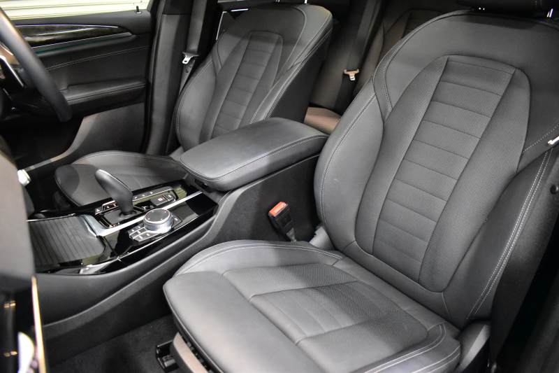 BMW X3 Xﾄﾞﾗｲﾌﾞ20d Mｽﾎﾟｰﾂ ｾﾚｸﾄ&ﾊｲﾗｲﾝP ﾊﾟﾉﾗﾏｻﾝR 型式変更後ﾓﾃﾞﾙ（UZ20） ﾗｲﾌﾞｺｯｸﾋﾟｯﾄ  20AW 前席ﾍﾞﾝﾁﾚｰｼｮﾝ LEDﾍｯﾄﾞﾗｲﾄ 追従ACC HUD 全席ﾋｰﾀｰ付黒革 ﾊｰﾏﾝｶｰﾄﾞﾝ ﾀｯﾁﾊﾟﾈﾙﾅﾋﾞﾌﾙｾｸﾞ全周囲ｶﾒﾗ3Dﾋﾞｭｰ ﾜｲﾔﾚｽ充電 1ｵｰﾅｰ  2年保証