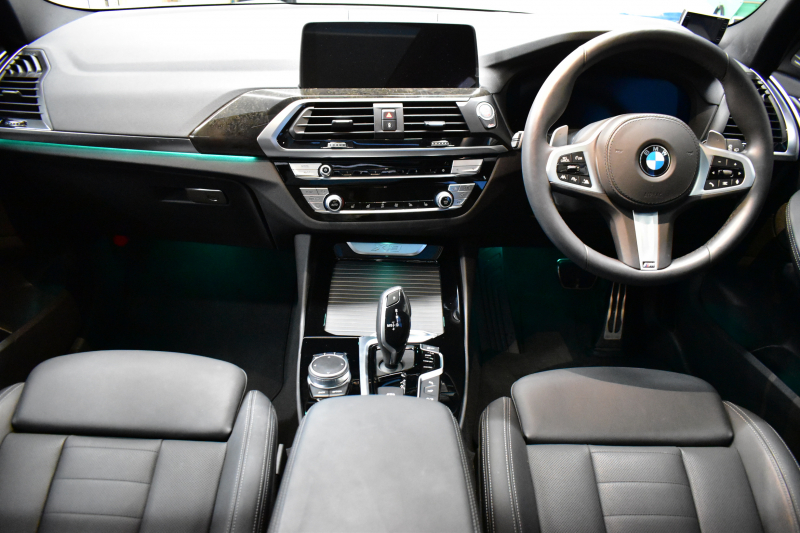 BMW X3 Xﾄﾞﾗｲﾌﾞ20d Mｽﾎﾟｰﾂ ｾﾚｸﾄ&ﾊｲﾗｲﾝP ﾊﾟﾉﾗﾏｻﾝR 型式変更後ﾓﾃﾞﾙ（UZ20） ﾗｲﾌﾞｺｯｸﾋﾟｯﾄ  20AW 前席ﾍﾞﾝﾁﾚｰｼｮﾝ LEDﾍｯﾄﾞﾗｲﾄ 追従ACC HUD 全席ﾋｰﾀｰ付黒革 ﾊｰﾏﾝｶｰﾄﾞﾝ ﾀｯﾁﾊﾟﾈﾙﾅﾋﾞﾌﾙｾｸﾞ全周囲ｶﾒﾗ3Dﾋﾞｭｰ ﾜｲﾔﾚｽ充電 1ｵｰﾅｰ  2年保証