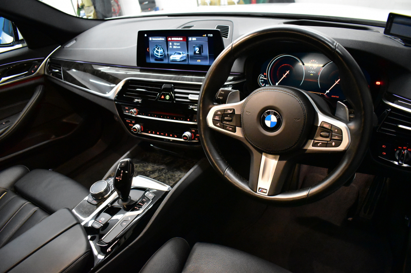 BMW 5シリーズ 540i XﾄﾞﾗｲﾌﾞﾂｰﾘﾝｸﾞMｽﾎﾟｰﾂ 4WD 1ｵｰﾅｰ ﾃﾞﾋﾞｭｰ&ﾊｲﾗｲﾝP 全席ﾋｰﾀｰ付ﾌﾞﾗｯｸﾚｻﾞｰ ｿﾌﾄｸﾛｰｽﾞﾄﾞｱ HUD Mｽﾎﾟｰﾂﾌﾞﾚｰｷ 可変ｻｽ LEDﾍｯﾄﾞﾗｲﾄ ｼﾞｪｽﾁｬｰC付ﾀｯﾁﾊﾟﾈﾙﾅﾋﾞ 液晶ﾒｰﾀｰ ACC LCW 全周囲ｶﾒﾗ ﾌﾙｾｸﾞ 2年保証