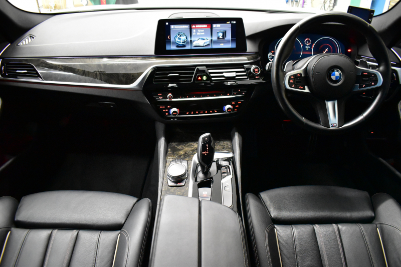 BMW 5シリーズ 540i XﾄﾞﾗｲﾌﾞﾂｰﾘﾝｸﾞMｽﾎﾟｰﾂ 4WD 1ｵｰﾅｰ ﾃﾞﾋﾞｭｰ&ﾊｲﾗｲﾝP 全席ﾋｰﾀｰ付ﾌﾞﾗｯｸﾚｻﾞｰ ｿﾌﾄｸﾛｰｽﾞﾄﾞｱ HUD Mｽﾎﾟｰﾂﾌﾞﾚｰｷ 可変ｻｽ LEDﾍｯﾄﾞﾗｲﾄ ｼﾞｪｽﾁｬｰC付ﾀｯﾁﾊﾟﾈﾙﾅﾋﾞ 液晶ﾒｰﾀｰ ACC LCW 全周囲ｶﾒﾗ ﾌﾙｾｸﾞ 2年保証
