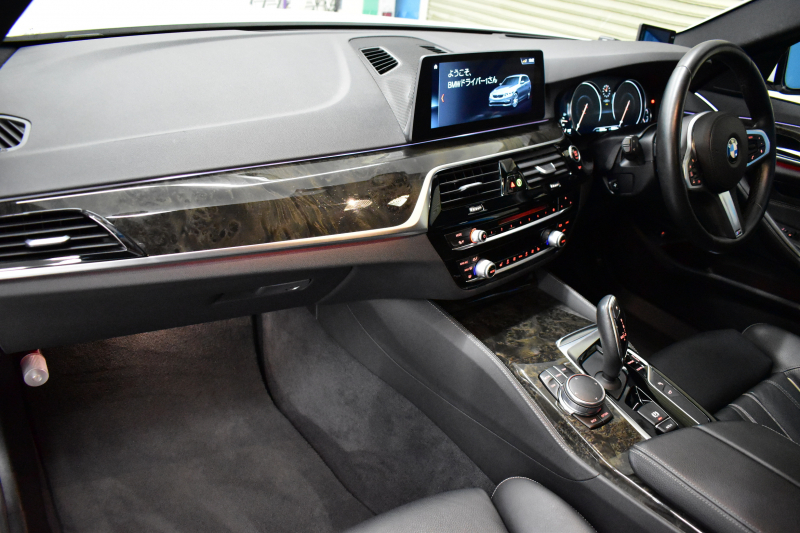BMW 5シリーズ 540i XﾄﾞﾗｲﾌﾞﾂｰﾘﾝｸﾞMｽﾎﾟｰﾂ 4WD 1ｵｰﾅｰ ﾃﾞﾋﾞｭｰ&ﾊｲﾗｲﾝP 全席ﾋｰﾀｰ付ﾌﾞﾗｯｸﾚｻﾞｰ ｿﾌﾄｸﾛｰｽﾞﾄﾞｱ HUD Mｽﾎﾟｰﾂﾌﾞﾚｰｷ 可変ｻｽ LEDﾍｯﾄﾞﾗｲﾄ ｼﾞｪｽﾁｬｰC付ﾀｯﾁﾊﾟﾈﾙﾅﾋﾞ 液晶ﾒｰﾀｰ ACC LCW 全周囲ｶﾒﾗ ﾌﾙｾｸﾞ 2年保証