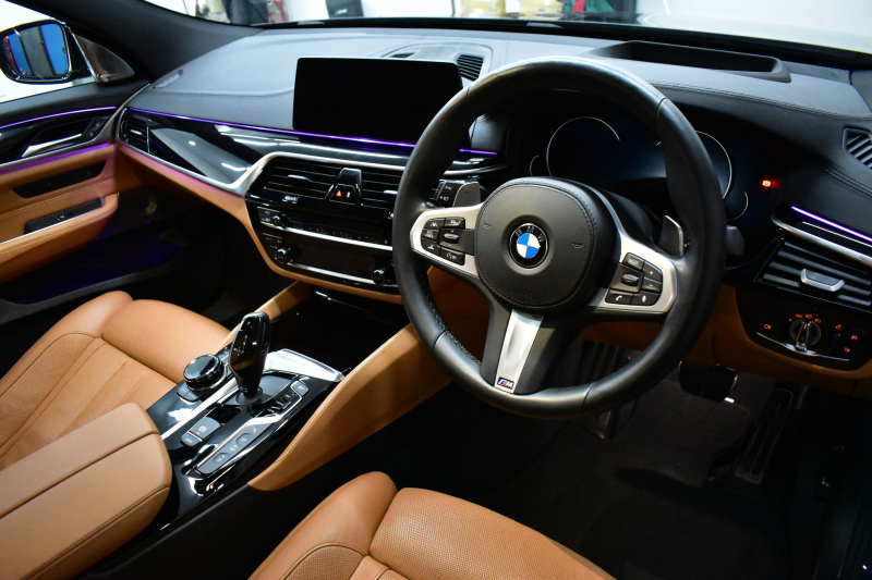 BMW 6シリーズ 640iｸﾞﾗﾝﾂｰﾘｽﾓ XﾄﾞﾗｲﾌﾞMｽﾎﾟｰﾂ ﾃﾞﾋﾞｭｰED 40台限定車 1ｵｰﾅｰ 4WD 専用外装色｢ｿﾌｨｽﾄｸﾞﾚｰ･M｣ Bowers&Wilkinsｻｳﾝﾄﾞ ﾊﾟﾉﾗﾏｻﾝR Fﾍﾞﾝﾁﾚｰｼｮﾝ付ﾋｰﾀｰ付茶革ｺﾝﾌｫｰﾄｼｰﾄ 後席ﾓﾆﾀｰ ｿﾌﾄｸﾛｰｽﾞﾄﾞｱ 4ｿﾞｰﾝAC ACC HUD 2年保証