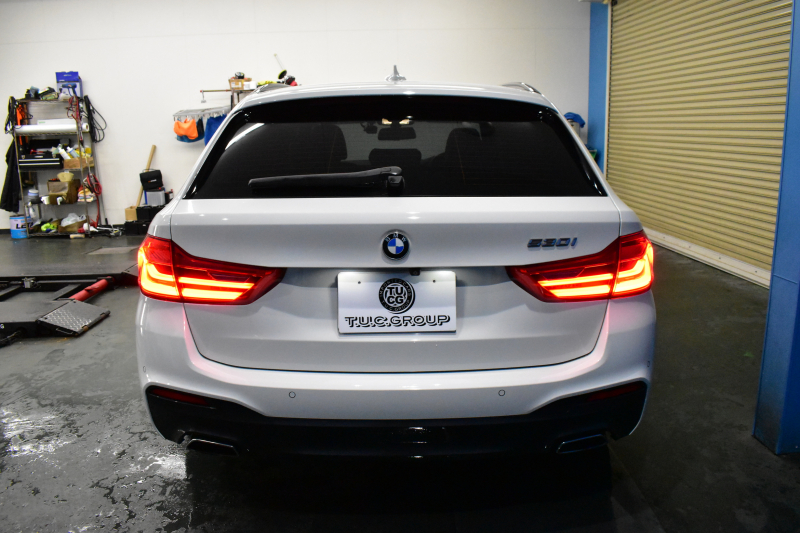 BMW 5シリーズ 530iﾂｰﾘﾝｸﾞ Mｽﾎﾟｰﾂ 型式変更後(JT20) ｾﾚｸﾄP 全面液晶ﾒｰﾀｰ ﾊﾟﾉﾗﾏｻﾝﾙｰﾌ ﾊｰﾏﾝｶｰﾄﾞﾝ LEDﾍｯﾄﾞﾗｲﾄ 全席ﾋｰﾀｰ付黒革 追従ACC HUD ﾀｯﾁﾊﾟﾈﾙHDDﾅﾋﾞ 全周囲ｶﾒﾗ3Dﾋﾞｭｰ Pｱｼｽﾄ 車線変更&逸脱&歩行者警告 衝突軽減B 19AW 電動Rｹﾞｰﾄ 社外ﾜｲﾔﾚｽ充電 2年保証