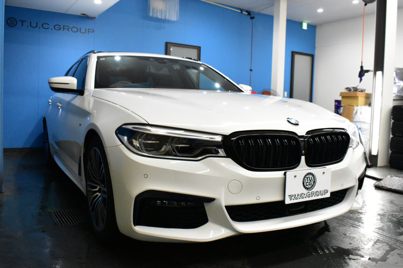 BMW 5シリーズ 530iﾂｰﾘﾝｸﾞ Mｽﾎﾟｰﾂ 型式変更後(JT20) ｾﾚｸﾄP 全面液晶ﾒｰﾀｰ ﾊﾟﾉﾗﾏｻﾝﾙｰﾌ ﾊｰﾏﾝｶｰﾄﾞﾝ LEDﾍｯﾄﾞﾗｲﾄ 全席ﾋｰﾀｰ付黒革 追従ACC HUD ﾀｯﾁﾊﾟﾈﾙHDDﾅﾋﾞ 全周囲ｶﾒﾗ3Dﾋﾞｭｰ Pｱｼｽﾄ 車線変更&逸脱&歩行者警告 衝突軽減B 19AW 電動Rｹﾞｰﾄ 社外ﾜｲﾔﾚｽ充電 2年保証