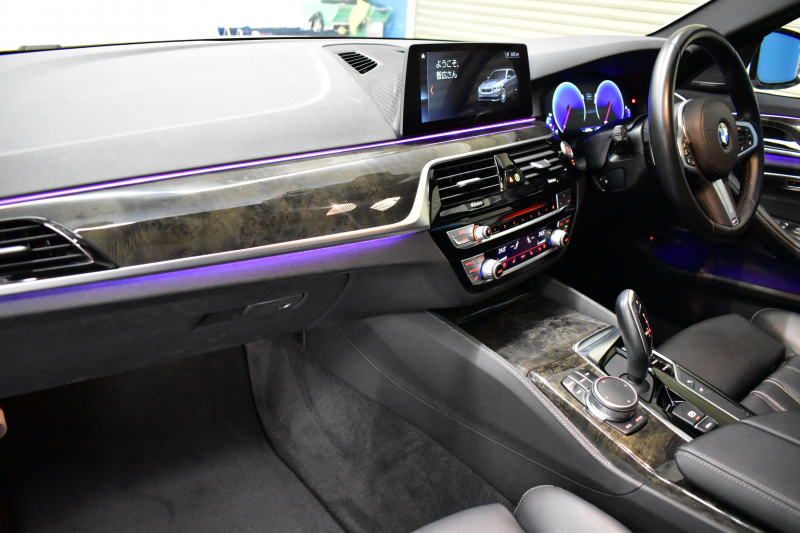 BMW 5シリーズ 530iﾂｰﾘﾝｸﾞ Mｽﾎﾟｰﾂ 型式変更後(JT20) ｾﾚｸﾄP 全面液晶ﾒｰﾀｰ ﾊﾟﾉﾗﾏｻﾝﾙｰﾌ ﾊｰﾏﾝｶｰﾄﾞﾝ LEDﾍｯﾄﾞﾗｲﾄ 全席ﾋｰﾀｰ付黒革 追従ACC HUD ﾀｯﾁﾊﾟﾈﾙHDDﾅﾋﾞ 全周囲ｶﾒﾗ3Dﾋﾞｭｰ Pｱｼｽﾄ 車線変更&逸脱&歩行者警告 衝突軽減B 19AW 電動Rｹﾞｰﾄ 社外ﾜｲﾔﾚｽ充電 2年保証