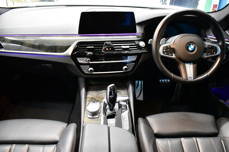 BMW 5シリーズ 530iﾂｰﾘﾝｸﾞ Mｽﾎﾟｰﾂ 型式変更後(JT20) ｾﾚｸﾄP 全面液晶ﾒｰﾀｰ ﾊﾟﾉﾗﾏｻﾝﾙｰﾌ ﾊｰﾏﾝｶｰﾄﾞﾝ LEDﾍｯﾄﾞﾗｲﾄ 全席ﾋｰﾀｰ付黒革 追従ACC HUD ﾀｯﾁﾊﾟﾈﾙHDDﾅﾋﾞ 全周囲ｶﾒﾗ3Dﾋﾞｭｰ Pｱｼｽﾄ 車線変更&逸脱&歩行者警告 衝突軽減B 19AW 電動Rｹﾞｰﾄ 社外ﾜｲﾔﾚｽ充電 2年保証