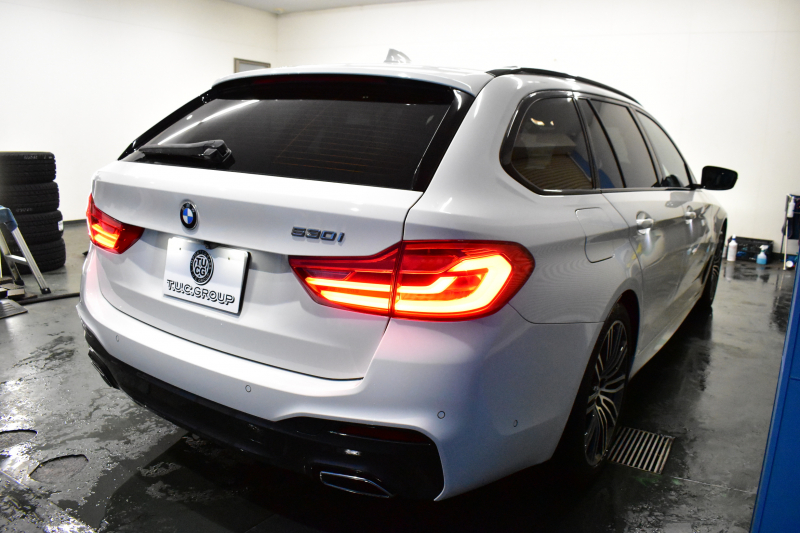 BMW 5シリーズ 530iﾂｰﾘﾝｸﾞ Mｽﾎﾟｰﾂ 型式変更後(JT20) ｾﾚｸﾄP 全面液晶ﾒｰﾀｰ ﾊﾟﾉﾗﾏｻﾝﾙｰﾌ ﾊｰﾏﾝｶｰﾄﾞﾝ LEDﾍｯﾄﾞﾗｲﾄ 全席ﾋｰﾀｰ付黒革 追従ACC HUD ﾀｯﾁﾊﾟﾈﾙHDDﾅﾋﾞ 全周囲ｶﾒﾗ3Dﾋﾞｭｰ Pｱｼｽﾄ 車線変更&逸脱&歩行者警告 衝突軽減B 19AW 電動Rｹﾞｰﾄ 社外ﾜｲﾔﾚｽ充電 2年保証