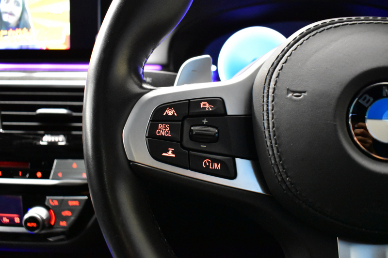 BMW 5シリーズ 530iﾂｰﾘﾝｸﾞ Mｽﾎﾟｰﾂ 型式変更後(JT20) ｾﾚｸﾄP 全面液晶ﾒｰﾀｰ ﾊﾟﾉﾗﾏｻﾝﾙｰﾌ ﾊｰﾏﾝｶｰﾄﾞﾝ LEDﾍｯﾄﾞﾗｲﾄ 全席ﾋｰﾀｰ付黒革 追従ACC HUD ﾀｯﾁﾊﾟﾈﾙHDDﾅﾋﾞ 全周囲ｶﾒﾗ3Dﾋﾞｭｰ Pｱｼｽﾄ 車線変更&逸脱&歩行者警告 衝突軽減B 19AW 電動Rｹﾞｰﾄ 社外ﾜｲﾔﾚｽ充電 2年保証