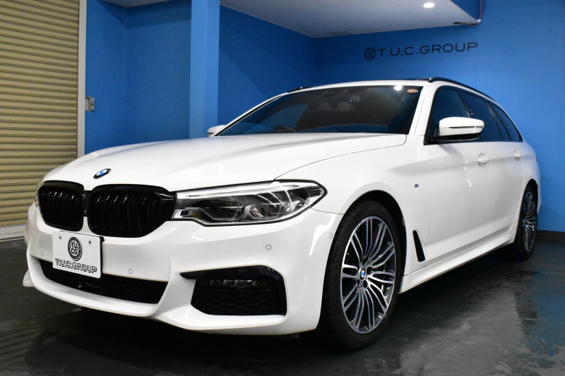 BMW 5シリーズ 530iﾂｰﾘﾝｸﾞ Mｽﾎﾟｰﾂ 型式変更後(JT20) ｾﾚｸﾄP 全面液晶ﾒｰﾀｰ ﾊﾟﾉﾗﾏｻﾝﾙｰﾌ ﾊｰﾏﾝｶｰﾄﾞﾝ LEDﾍｯﾄﾞﾗｲﾄ 全席ﾋｰﾀｰ付黒革 追従ACC HUD ﾀｯﾁﾊﾟﾈﾙHDDﾅﾋﾞ 全周囲ｶﾒﾗ3Dﾋﾞｭｰ Pｱｼｽﾄ 車線変更&逸脱&歩行者警告 衝突軽減B 19AW 電動Rｹﾞｰﾄ 社外ﾜｲﾔﾚｽ充電 2年保証