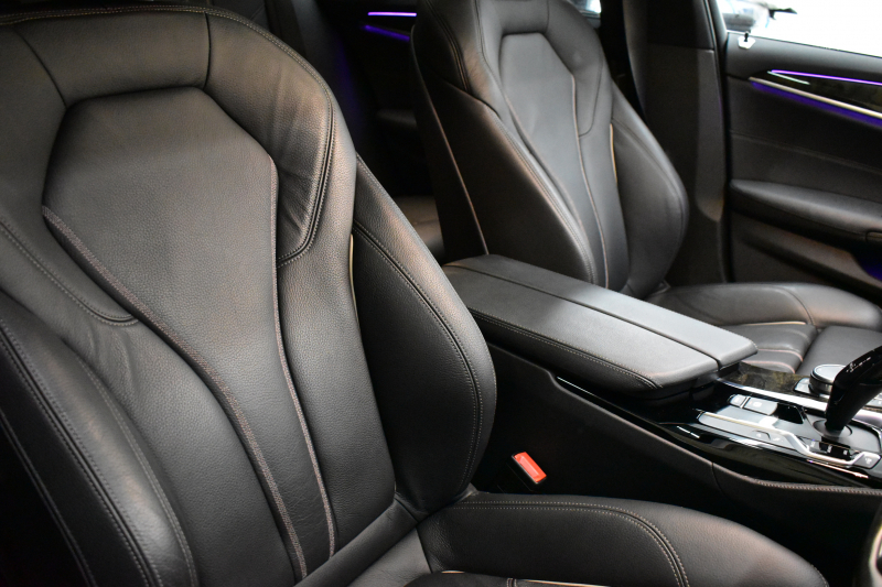 BMW 5シリーズ 530iﾂｰﾘﾝｸﾞ Mｽﾎﾟｰﾂ 型式変更後(JT20) ｾﾚｸﾄP 全面液晶ﾒｰﾀｰ ﾊﾟﾉﾗﾏｻﾝﾙｰﾌ ﾊｰﾏﾝｶｰﾄﾞﾝ LEDﾍｯﾄﾞﾗｲﾄ 全席ﾋｰﾀｰ付黒革 追従ACC HUD ﾀｯﾁﾊﾟﾈﾙHDDﾅﾋﾞ 全周囲ｶﾒﾗ3Dﾋﾞｭｰ Pｱｼｽﾄ 車線変更&逸脱&歩行者警告 衝突軽減B 19AW 電動Rｹﾞｰﾄ 社外ﾜｲﾔﾚｽ充電 2年保証