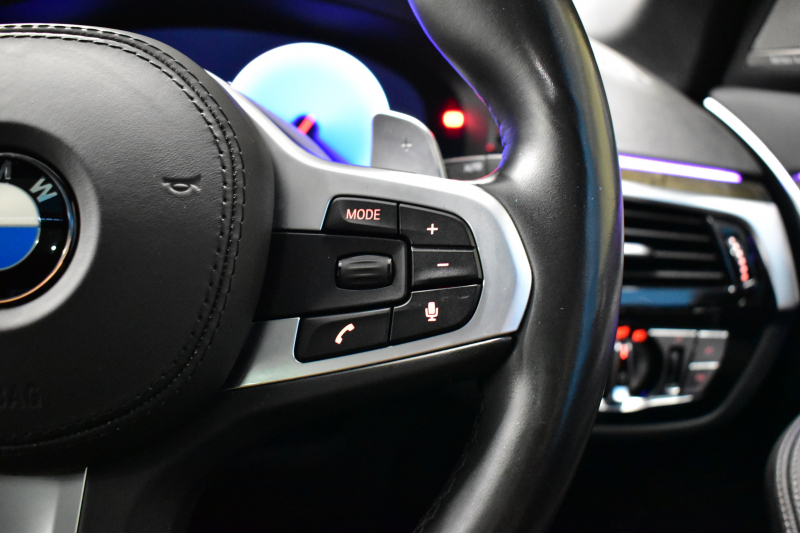 BMW 5シリーズ 530iﾂｰﾘﾝｸﾞ Mｽﾎﾟｰﾂ 型式変更後(JT20) ｾﾚｸﾄP 全面液晶ﾒｰﾀｰ ﾊﾟﾉﾗﾏｻﾝﾙｰﾌ ﾊｰﾏﾝｶｰﾄﾞﾝ LEDﾍｯﾄﾞﾗｲﾄ 全席ﾋｰﾀｰ付黒革 追従ACC HUD ﾀｯﾁﾊﾟﾈﾙHDDﾅﾋﾞ 全周囲ｶﾒﾗ3Dﾋﾞｭｰ Pｱｼｽﾄ 車線変更&逸脱&歩行者警告 衝突軽減B 19AW 電動Rｹﾞｰﾄ 社外ﾜｲﾔﾚｽ充電 2年保証