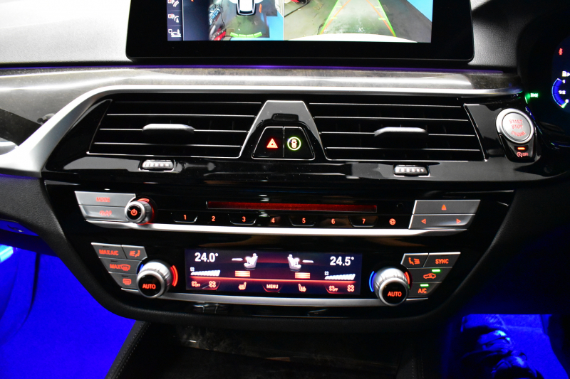 BMW 5シリーズ 530iﾂｰﾘﾝｸﾞ Mｽﾎﾟｰﾂ 型式変更後(JT20) ｾﾚｸﾄP 全面液晶ﾒｰﾀｰ ﾊﾟﾉﾗﾏｻﾝﾙｰﾌ ﾊｰﾏﾝｶｰﾄﾞﾝ LEDﾍｯﾄﾞﾗｲﾄ 全席ﾋｰﾀｰ付黒革 追従ACC HUD ﾀｯﾁﾊﾟﾈﾙHDDﾅﾋﾞ 全周囲ｶﾒﾗ3Dﾋﾞｭｰ Pｱｼｽﾄ 車線変更&逸脱&歩行者警告 衝突軽減B 19AW 電動Rｹﾞｰﾄ 社外ﾜｲﾔﾚｽ充電 2年保証