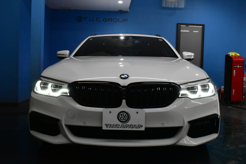 BMW 5シリーズ 530iﾂｰﾘﾝｸﾞ Mｽﾎﾟｰﾂ 型式変更後(JT20) ｾﾚｸﾄP 全面液晶ﾒｰﾀｰ ﾊﾟﾉﾗﾏｻﾝﾙｰﾌ ﾊｰﾏﾝｶｰﾄﾞﾝ LEDﾍｯﾄﾞﾗｲﾄ 全席ﾋｰﾀｰ付黒革 追従ACC HUD ﾀｯﾁﾊﾟﾈﾙHDDﾅﾋﾞ 全周囲ｶﾒﾗ3Dﾋﾞｭｰ Pｱｼｽﾄ 車線変更&逸脱&歩行者警告 衝突軽減B 19AW 電動Rｹﾞｰﾄ 社外ﾜｲﾔﾚｽ充電 2年保証