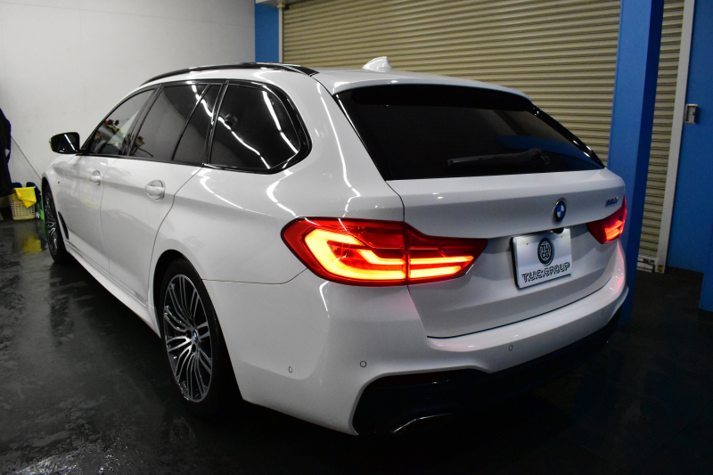 BMW 5シリーズ 530iﾂｰﾘﾝｸﾞ Mｽﾎﾟｰﾂ 型式変更後(JT20) ｾﾚｸﾄP 全面液晶ﾒｰﾀｰ ﾊﾟﾉﾗﾏｻﾝﾙｰﾌ ﾊｰﾏﾝｶｰﾄﾞﾝ LEDﾍｯﾄﾞﾗｲﾄ 全席ﾋｰﾀｰ付黒革 追従ACC HUD ﾀｯﾁﾊﾟﾈﾙHDDﾅﾋﾞ 全周囲ｶﾒﾗ3Dﾋﾞｭｰ Pｱｼｽﾄ 車線変更&逸脱&歩行者警告 衝突軽減B 19AW 電動Rｹﾞｰﾄ 社外ﾜｲﾔﾚｽ充電 2年保証