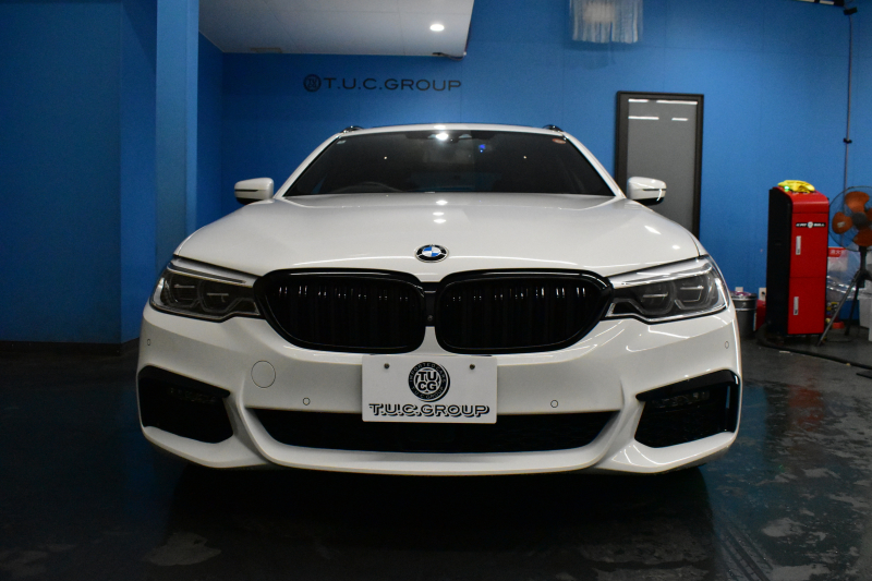 BMW 5シリーズ 530iﾂｰﾘﾝｸﾞ Mｽﾎﾟｰﾂ 型式変更後(JT20) ｾﾚｸﾄP 全面液晶ﾒｰﾀｰ ﾊﾟﾉﾗﾏｻﾝﾙｰﾌ ﾊｰﾏﾝｶｰﾄﾞﾝ LEDﾍｯﾄﾞﾗｲﾄ 全席ﾋｰﾀｰ付黒革 追従ACC HUD ﾀｯﾁﾊﾟﾈﾙHDDﾅﾋﾞ 全周囲ｶﾒﾗ3Dﾋﾞｭｰ Pｱｼｽﾄ 車線変更&逸脱&歩行者警告 衝突軽減B 19AW 電動Rｹﾞｰﾄ 社外ﾜｲﾔﾚｽ充電 2年保証