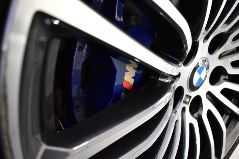 BMW 5シリーズ 530iﾂｰﾘﾝｸﾞ Mｽﾎﾟｰﾂ 型式変更後(JT20) ｾﾚｸﾄP 全面液晶ﾒｰﾀｰ ﾊﾟﾉﾗﾏｻﾝﾙｰﾌ ﾊｰﾏﾝｶｰﾄﾞﾝ LEDﾍｯﾄﾞﾗｲﾄ 全席ﾋｰﾀｰ付黒革 追従ACC HUD ﾀｯﾁﾊﾟﾈﾙHDDﾅﾋﾞ 全周囲ｶﾒﾗ3Dﾋﾞｭｰ Pｱｼｽﾄ 車線変更&逸脱&歩行者警告 衝突軽減B 19AW 電動Rｹﾞｰﾄ 社外ﾜｲﾔﾚｽ充電 2年保証