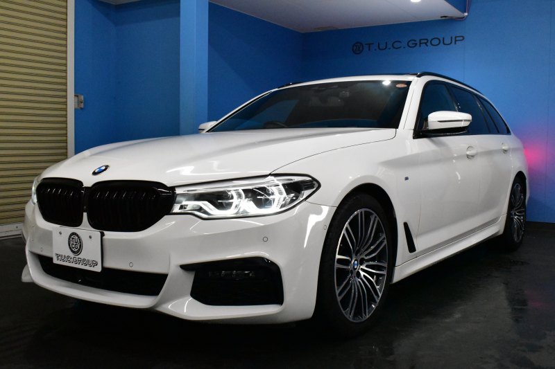 BMW 5シリーズ 530iﾂｰﾘﾝｸﾞ Mｽﾎﾟｰﾂ 型式変更後(JT20) ｾﾚｸﾄP 全面液晶ﾒｰﾀｰ ﾊﾟﾉﾗﾏｻﾝﾙｰﾌ ﾊｰﾏﾝｶｰﾄﾞﾝ LEDﾍｯﾄﾞﾗｲﾄ 全席ﾋｰﾀｰ付黒革 追従ACC HUD ﾀｯﾁﾊﾟﾈﾙHDDﾅﾋﾞ 全周囲ｶﾒﾗ3Dﾋﾞｭｰ Pｱｼｽﾄ 車線変更&逸脱&歩行者警告 衝突軽減B 19AW 電動Rｹﾞｰﾄ 社外ﾜｲﾔﾚｽ充電 2年保証