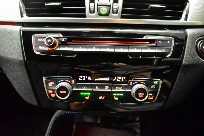 BMW X1 Xdrive25i  Mｽﾎﾟｰﾂ 中期 4WD 高出力 希少ｶﾞｿﾘﾝｴﾝｼﾞﾝ  ｺﾝﾌｫｰﾄP 追従ACC ﾋｰﾀｰ付電動ﾌﾞﾗｯｸﾚｻﾞｰ LEDﾍｯﾄﾞﾗｲﾄ ﾀｯﾁﾊﾟﾈﾙHDDﾅﾋﾞBｶﾒﾗ Pｱｼｽﾄ 衝突軽減B 車線逸脱&歩行者警告 電動Rｹﾞｰﾄ 18AW 2年保証