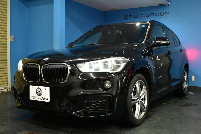 BMW X1 Xdrive25i  Mｽﾎﾟｰﾂ 中期 4WD 高出力 希少ｶﾞｿﾘﾝｴﾝｼﾞﾝ  ｺﾝﾌｫｰﾄP 追従ACC ﾋｰﾀｰ付電動ﾌﾞﾗｯｸﾚｻﾞｰ LEDﾍｯﾄﾞﾗｲﾄ ﾀｯﾁﾊﾟﾈﾙHDDﾅﾋﾞBｶﾒﾗ Pｱｼｽﾄ 衝突軽減B 車線逸脱&歩行者警告 電動Rｹﾞｰﾄ 18AW 2年保証