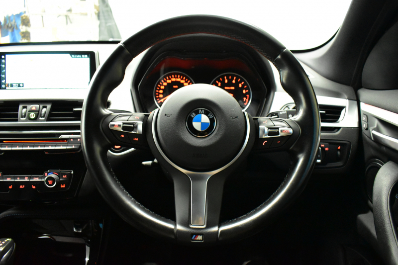 BMW X1 Xdrive25i  Mｽﾎﾟｰﾂ 中期 4WD 高出力 希少ｶﾞｿﾘﾝｴﾝｼﾞﾝ  ｺﾝﾌｫｰﾄP 追従ACC ﾋｰﾀｰ付電動ﾌﾞﾗｯｸﾚｻﾞｰ LEDﾍｯﾄﾞﾗｲﾄ ﾀｯﾁﾊﾟﾈﾙHDDﾅﾋﾞBｶﾒﾗ Pｱｼｽﾄ 衝突軽減B 車線逸脱&歩行者警告 電動Rｹﾞｰﾄ 18AW 2年保証
