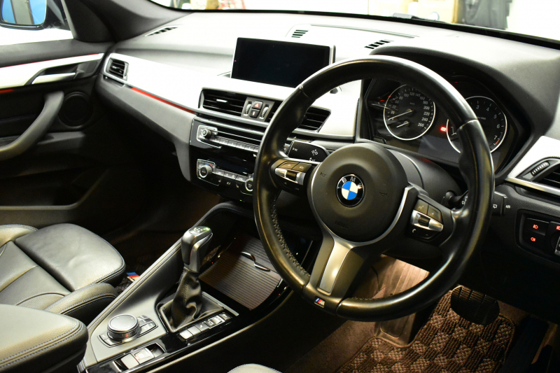 BMW X1 Xdrive25i  Mｽﾎﾟｰﾂ 中期 4WD 高出力 希少ｶﾞｿﾘﾝｴﾝｼﾞﾝ  ｺﾝﾌｫｰﾄP 追従ACC ﾋｰﾀｰ付電動ﾌﾞﾗｯｸﾚｻﾞｰ LEDﾍｯﾄﾞﾗｲﾄ ﾀｯﾁﾊﾟﾈﾙHDDﾅﾋﾞBｶﾒﾗ Pｱｼｽﾄ 衝突軽減B 車線逸脱&歩行者警告 電動Rｹﾞｰﾄ 18AW 2年保証