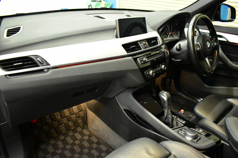 BMW X1 Xdrive25i  Mｽﾎﾟｰﾂ 中期 4WD 高出力 希少ｶﾞｿﾘﾝｴﾝｼﾞﾝ  ｺﾝﾌｫｰﾄP 追従ACC ﾋｰﾀｰ付電動ﾌﾞﾗｯｸﾚｻﾞｰ LEDﾍｯﾄﾞﾗｲﾄ ﾀｯﾁﾊﾟﾈﾙHDDﾅﾋﾞBｶﾒﾗ Pｱｼｽﾄ 衝突軽減B 車線逸脱&歩行者警告 電動Rｹﾞｰﾄ 18AW 2年保証